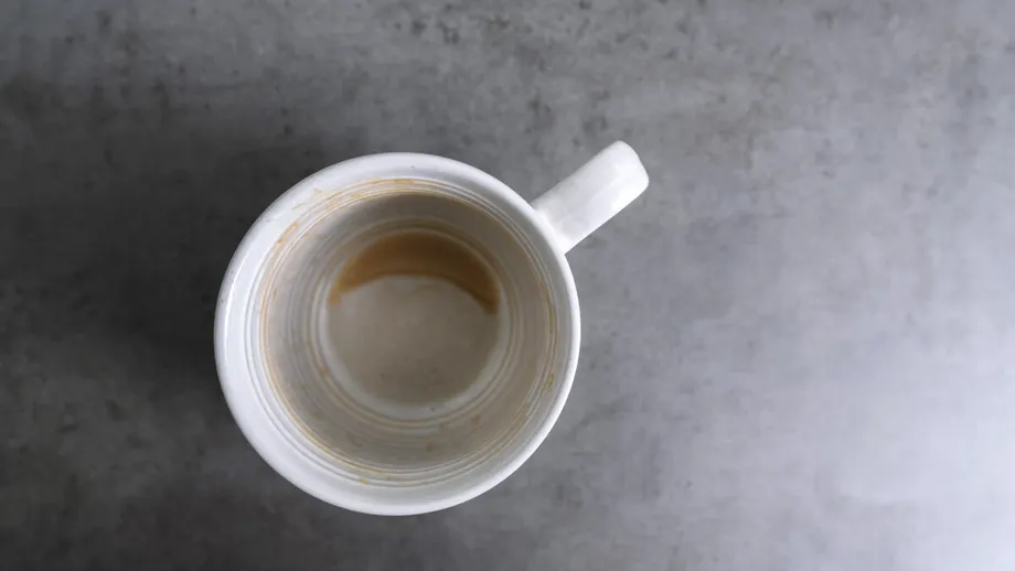 De ce se pătează cănile de cafea și ceai? 5 metode prin care le poți curăța fără să le zgârii