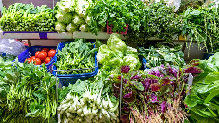 Piața Obor, „trufandaua” Europei. O jurnalistă străină laudă verdețurile de sezon din România: „Noi nu mai avem salată verde în Anglia”