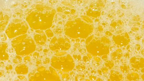 Primul semn că nu bei destulă apă se vede în toaletă! 10 indicii pe care ți le dă corpul când ești deshidratată