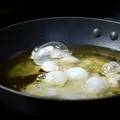 Nu mai prăji ouăle ochi în ulei sau unt. Trucul simplu care le face mai ușoare și mai gustoase/ VIDEO