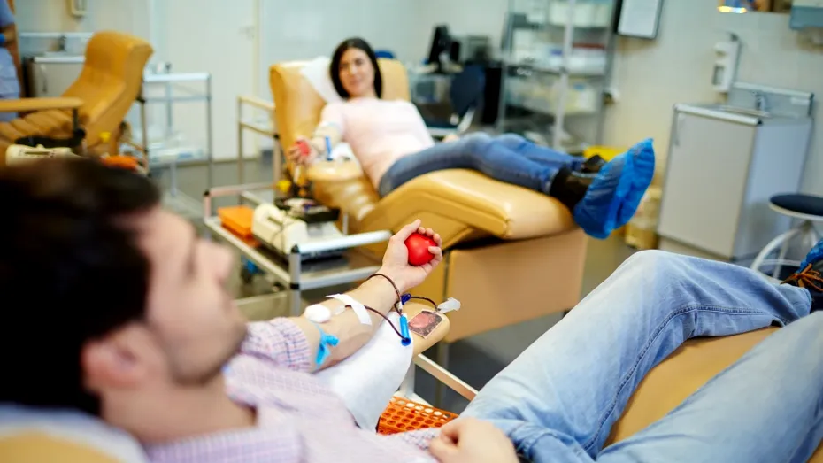 Cine poate dona sânge și ce beneficii au donatorii? Statul român răsplătește generozitatea românilor cu avantaje atractive