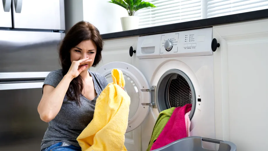 Cum scoți mirosul de pe prosoape fără fierbere. Metoda blândă care funcționează peste noapte