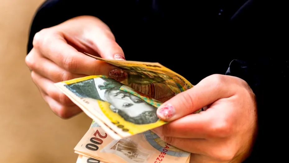 Unde NU trebuie să ții banii în casă? Greșeala care îți poate alunga norocul fără să știi