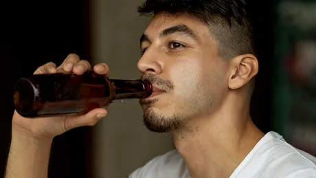 Bei bere direct din sticlă? Riscurile sunt uriașe, potrivit experților în sănătate