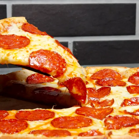 Aluat de pizza pufos. Trebuie frământat doar 5 minute