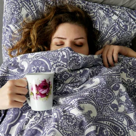 Până la ce oră poți să bei cafea să nu ai probleme cu somnul„Dacă bei un espresso la prânz, o parte din cofeină poate rămâne în organism chiar și la ora 20:00”