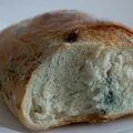 Greșeala periculoasă pe care mulți o fac. Ce se întâmplă dacă mănânci pâine mucegăită?