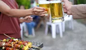 1 Mai la grătar: ce se întâmplă în corp după combinația clasică de mici, bere și puțin somn