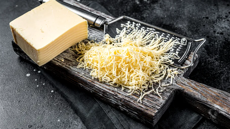 De ce e bine să speli brânza rasă? Specialiștii au dezvăluit adevărul