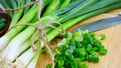 De ce să nu mai arunci capetele de la ceapa verde? Sunt mai utile decât crezi