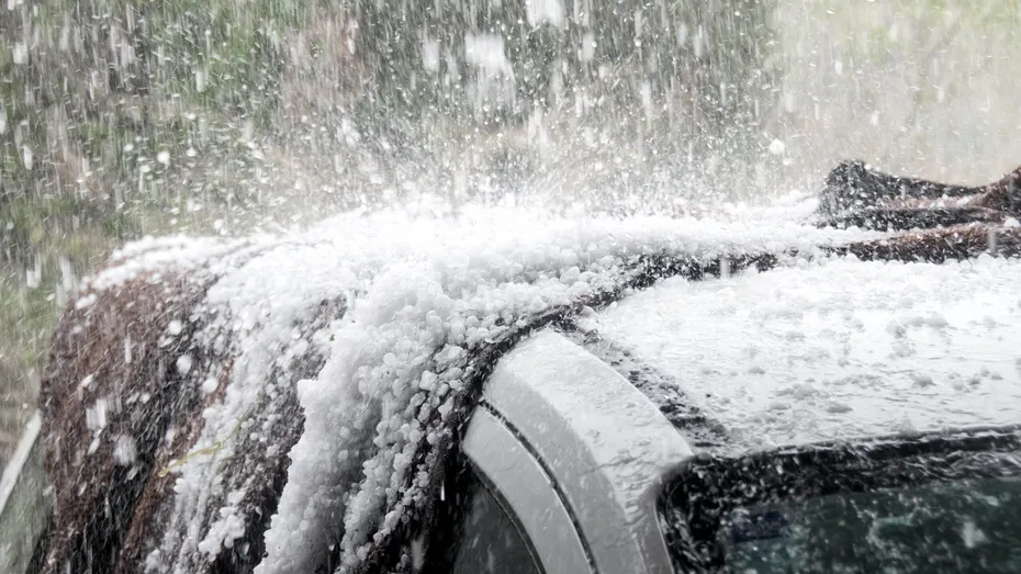 Avertisment METEO: România, cuprinsă de vijelii, grindină și averse torențiale. Ghid de supraviețuire în caz de vânt puternic