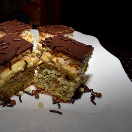 Prăjitură de post a călugărilor de la Mănăstirea Sihăstria Putnei. Simplă și gustoasă, perfectă lângă o cană de ceai sau cafea