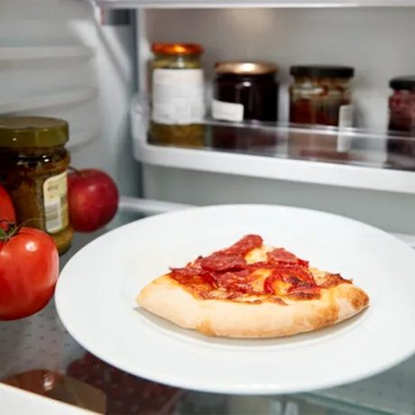 Se mai poate mânca pizza, dacă a stat mai mult de 24 de ore în frigider? Cât rezistă, de fapt
