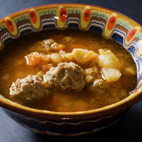 Cum dregi ciorba dacă ai pus prea mult borș