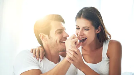 Regulile de dating din anii '90 pot salva relațiile moderne din 2026! Ce schimbări trebuie să faci