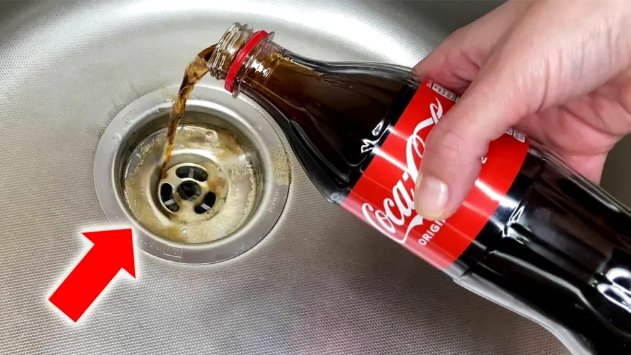 Cum să desfunzi o chiuveta înfundată, cu o sticlă de Coca-Cola
