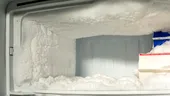 Cum să cureți rapid congelatorul plin de gheață. Metoda simplă care nu necesită scoaterea din priză / VIDEO