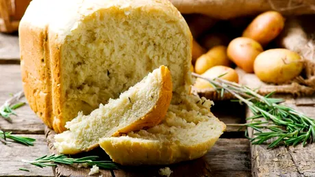 Pâine cu cartofi și rozmarin, fără frământare: rețetă simplă, potrivită și celor cu alergie la gluten