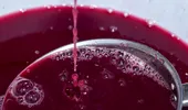 Cum îți dai seama că mustul începe să fermenteze? Semnele pe care trebuie să le urmărești