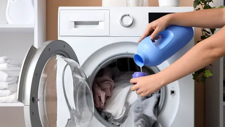 Crezi că hainele ies mai curate? Ce se întâmplă, de fapt, dacă pui prea mult detergent