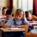 Cum îți ajuți copilul să se adapteze la o școală nouă. Sfaturi utile pentru părinți