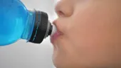 O fetiță de 13 ani a murit după ce ar fi consumat zilnic energizante. Medicii lansează un avertisment dur