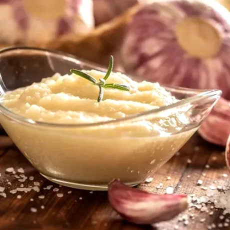 Cum să faci mujdei țigănesc! Rețeta autentică: se prepară rapid și se potrivește cu orice fel de carne