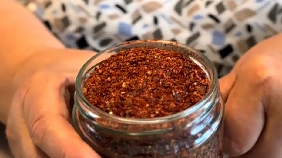 Nu mai arunca cojile de la ardeii copți! Trucul simplu prin care le transformi într-un condiment aromat