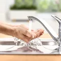 Cum să cureți chiuveta din bucătărie și să scapi de mirosuri. Soluțiile simple care desfundă rapid scurgerea