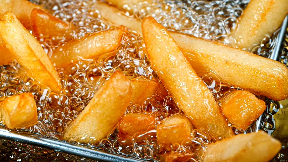 Așa faci cei mai buni cartofi prăjiți acasă. Secretul texturii ca la fast-food!