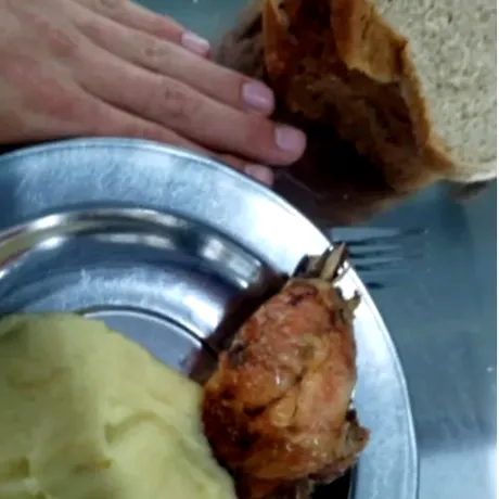 Mâncare cu ‘surprize’ la cantina unui liceu din Bârlad. Ce au descoperit elevii în farfurii