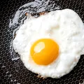 Ouă fără tigaie și fără strop de ulei. Trucul genial pe care merită să-l încerci