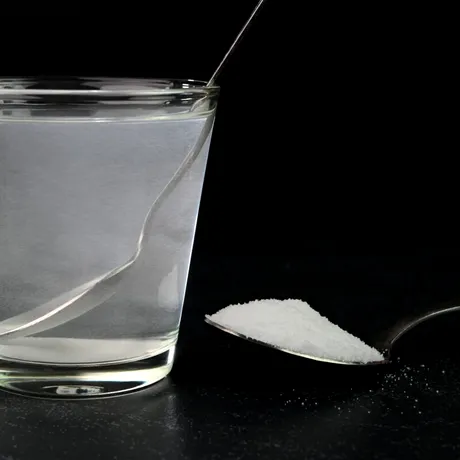 Testul paharului cu apă și sare. Cum poți să verifici „energia casei”