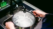 De ce nu este recomandat să gătești cu apă caldă de la robinet? Greșeala pe care mulți o fac