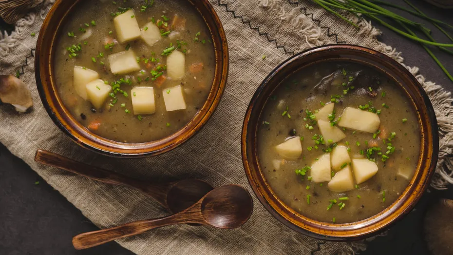 Cum să faci ciorbă de cartofi cu afumătură. Rețeta tradițională românească