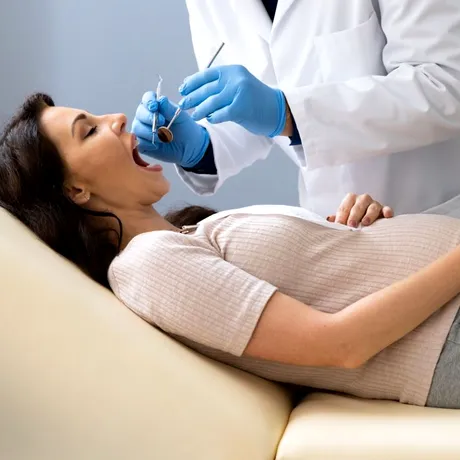 Inflamațiile gingiilor în sarcină pot afecta inclusiv sănătatea fătului. Cum pot fi prevenite problemele dentare în timpul sarcinii