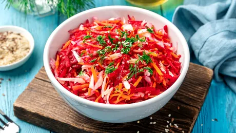 Cele mai bune salate de sfeclă roșie care îți vor curăța organismul și îți vor reda strălucirea naturală a tenului