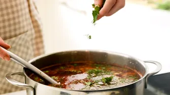 Singurul condiment care nu trebuie pus în ciorba de burtă, sub nicio formă. Îi strică tot gustul!