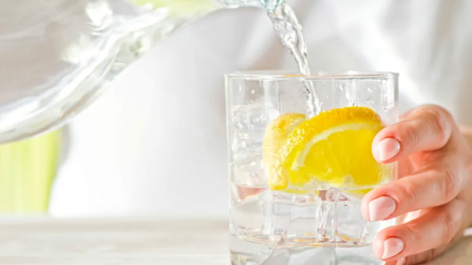 Apa infuzată cu fructe – cum îți poți hidrata organismul! Rețete de încercat acasă