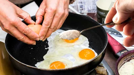 Cum să faci ouă prăjite fără să se lipească. Care este ingredientul 