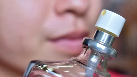 Cum să îndepărtezi petele de parfum de pe haine. Trucuri rapide, cu detergenți de vase