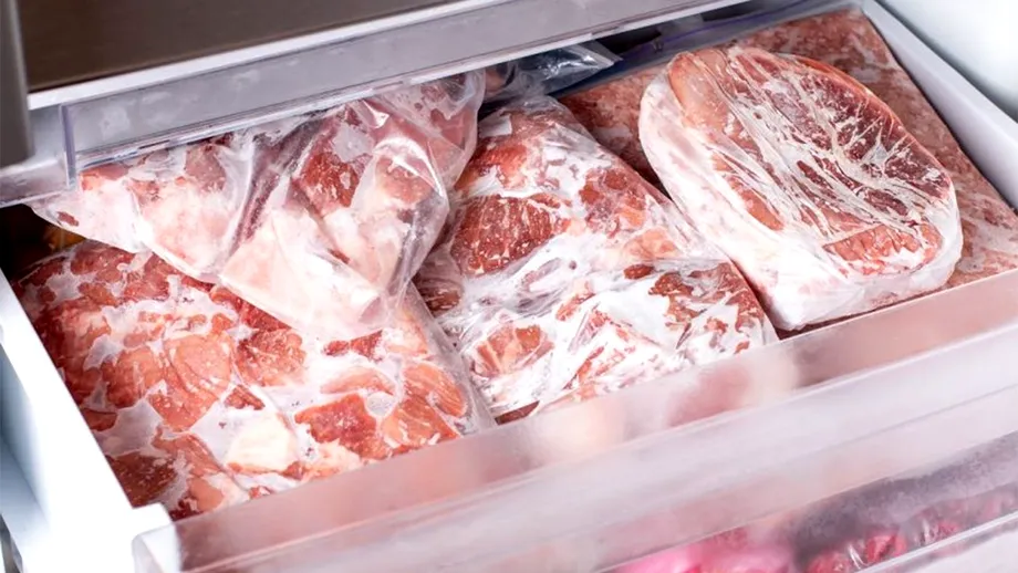 Ingredientul pe care să-l pui în apă atunci când decongelezi carnea. Se dezgheață mai repede!