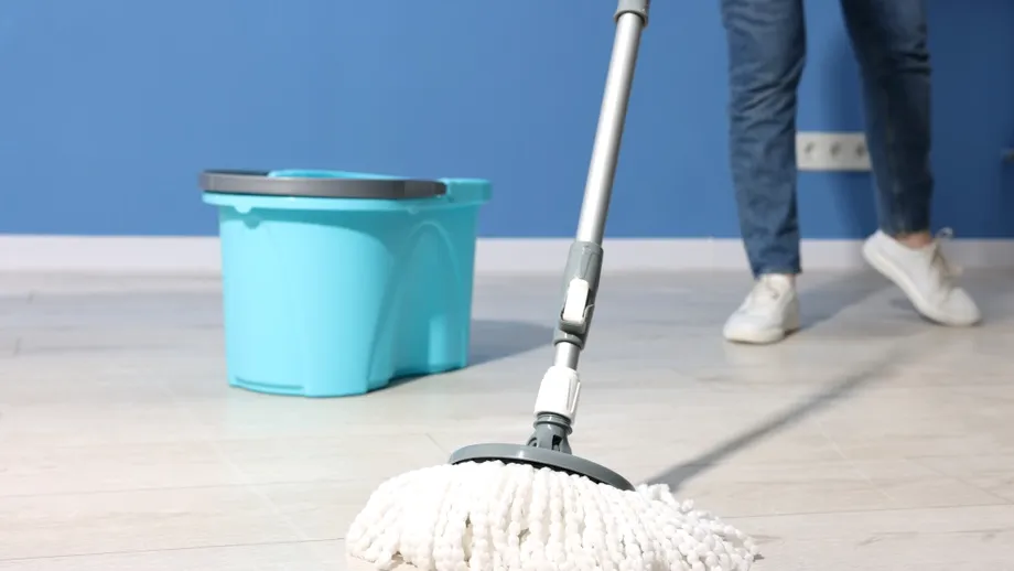 Ce să pui în apa de mop ca să ai podele curate și parfumate. Trucuri simple pentru un miros plăcut în toată casa