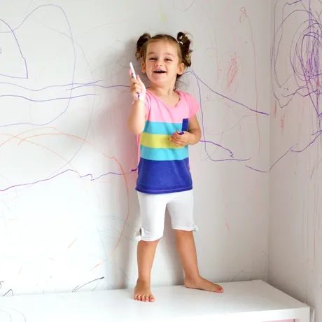 Cum să cureți urmele de pix și cariocă de pe pereții albi. Încearcă asta înainte să treci direct la zugrăvit