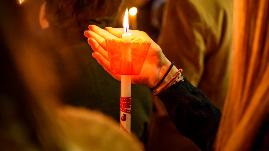 Ce facem cu lumânarea de la Înviere? Când mai poate fi aprinsă şi de ce nu e bine s-o aruncăm