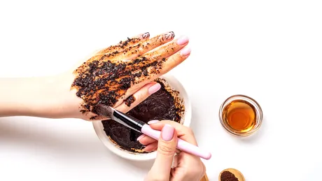 Scrub din zaț de cafea și ulei de cocos, o mixtură eficientă pentru pielea ta