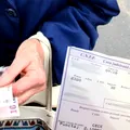 Data la care intră pensia pe card în luna decembrie. Seniorii vor avea bani pentru cumpărăturile de sărbători