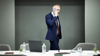 De ce te plimbi prin casă când vorbești la telefon. Psihologii explică ce se întâmplă, de fapt, în creier
