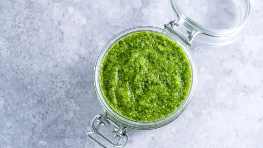 Ce să pui în sosul pesto din supermarket să devină mai cremos. Toate gospodinele au acest ingredient în frigider