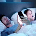 De ce verificarea telefonului înainte de culcare poate deveni un reflex greu de întrerupt